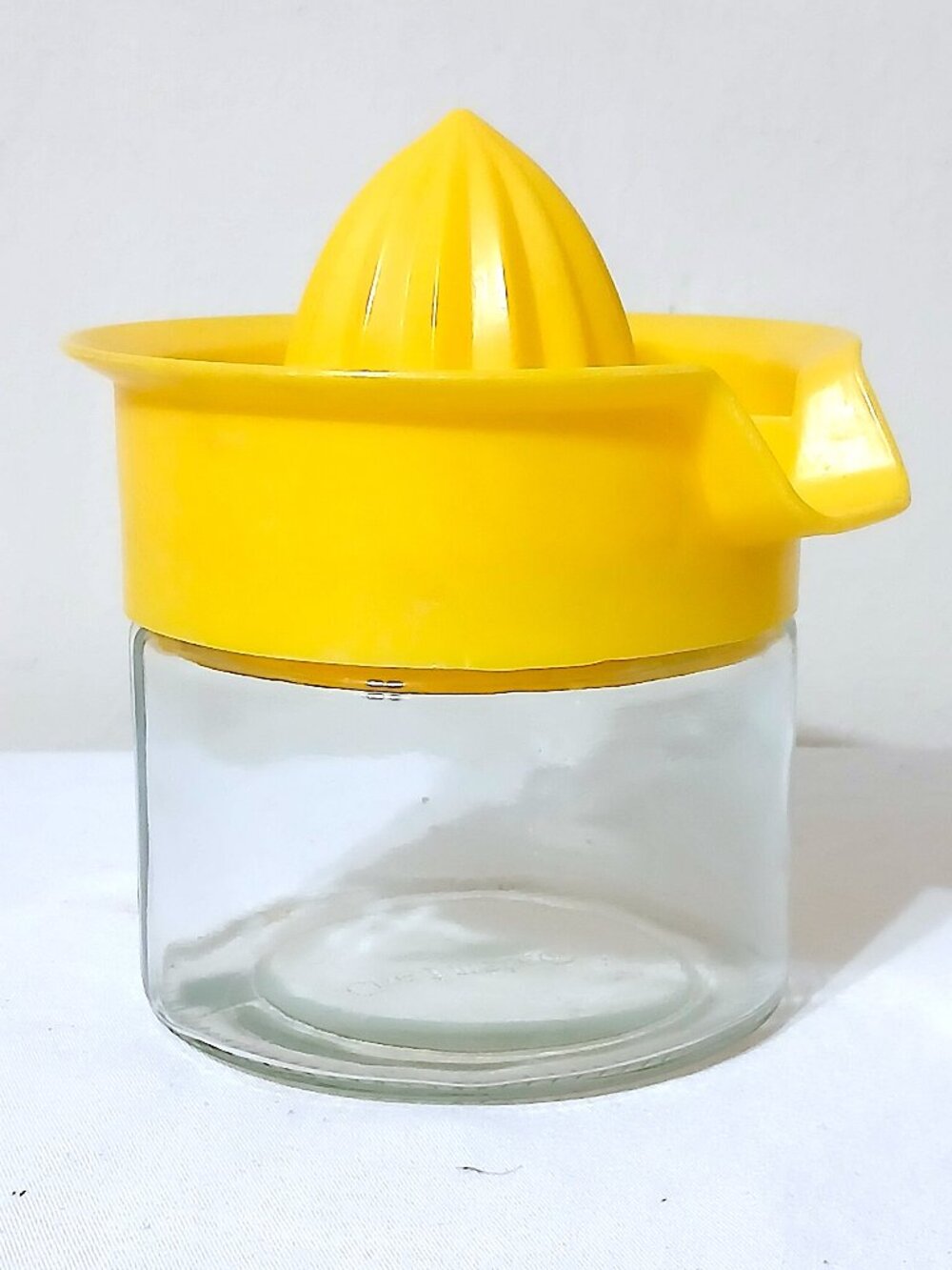Vintage Chefmate Glass Citrus Juicer Yellow Plastic Lid Manual Lemon Orange Sque